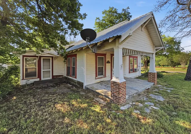 Photo 2 of Single family home for sale at 908 S Rice St, Hamilton, TX 76531 | MLS# 21251697 | Listing updated on 2026-09-11