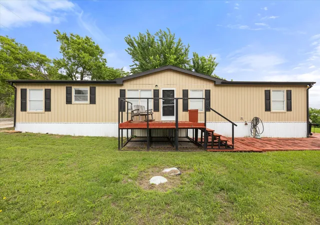 Photo 3 of Single family home for sale at 5821 Parkside Ct, Granbury, TX 76048 | MLS# 21249656 | Listing updated on 2026-09-12