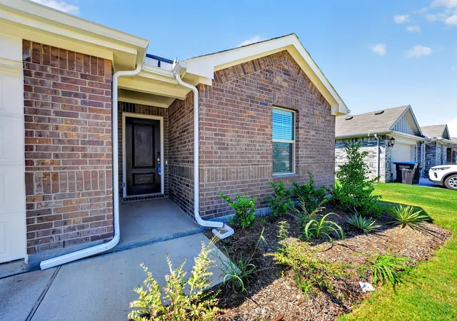Photo 2 of Single family home for sale at 215 Teton St, Greenville, TX 75402 | MLS# 21252285 | Listing updated on 2026-09-24