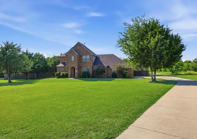 Photo 2 of Single family home for sale at 160 Kelly Dr, Waxahachie, TX 75167 | MLS# 21252953 | Listing updated on 2026-09-12