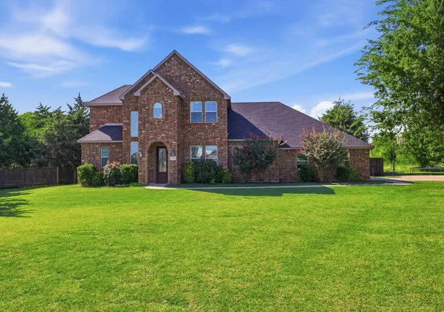 Photo 3 of Single family home for sale at 160 Kelly Dr, Waxahachie, TX 75167 | MLS# 21252953 | Listing updated on 2026-09-12