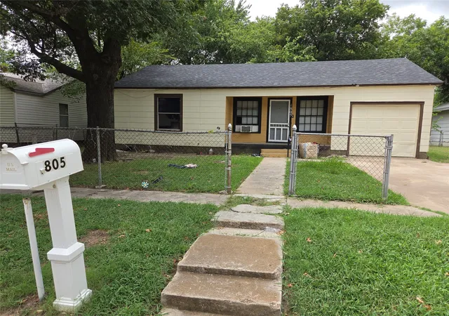 Photo 2 of Single family home for sale at 1805 Mill St, Gainesville, TX 76240 | MLS# 21253023 | Listing updated on 2026-10-02
