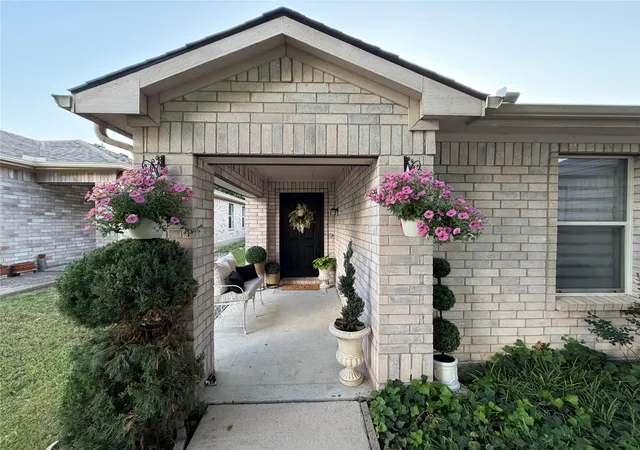 Photo 2 of Single family home for sale at 1632 Crown Point Dr, Frisco, TX 75036 | MLS# 21253335 | Listing updated on 2026-09-10