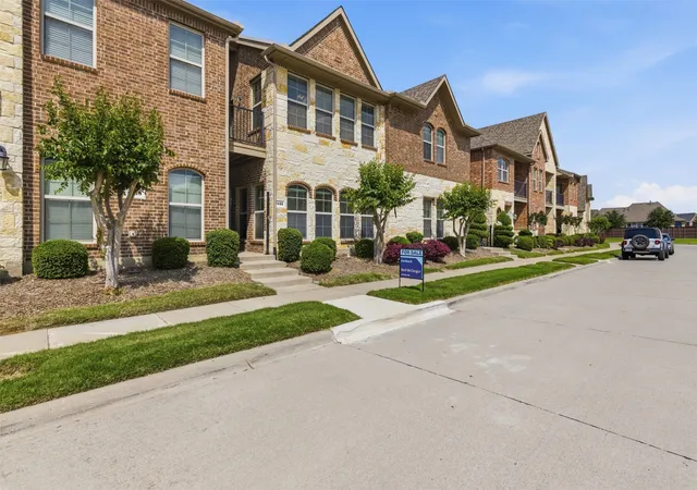 Photo 3 of Townhouse for sale at 1432 Arapaho Dr, Carrollton, TX 75010 | MLS# 21250332 | Listing updated on 2026-10-06