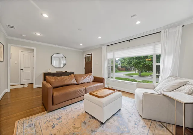 Photo 3 of Sale Pending at 5947 Mercedes Ave, Dallas, TX 75206 | MLS# 21253827 | Listing updated on 2026-09-12