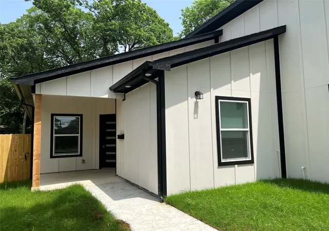 Photo 2 of Single family home for sale at 2811 Silkwood St, Dallas, TX 75215 | MLS# 21253500 | Listing updated on 2026-09-19