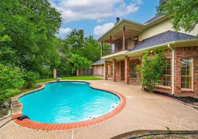 Photo 3 of Single family home for sale at 137 Lakeview Dr, Aledo, TX 76008 | MLS# 21253770 | Listing updated on 2026-09-30