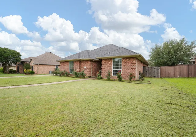 Photo 2 of Sale Pending at 1617 Spencer Ln, Cleburne, TX 76033 | MLS# 21252402 | Listing updated on 2026-09-11