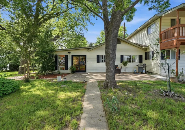 Photo 4 of Single family home for sale at 5106 Gibson Ct, Granbury, TX 76049 | MLS# 21233281 | Listing updated on 2026-10-05