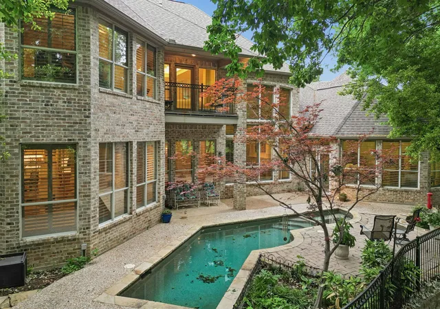 Photo 2 of Single family home for sale at 1724 Pembroke Ln, Mc Kinney, TX 75072 | MLS# 21255426 | Listing updated on 2026-09-14