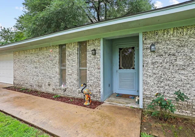 Photo 3 of Single family home for sale at 212 Lou St, Sulphur Springs, TX 75482 | MLS# 21247386 | Listing updated on 2026-09-12