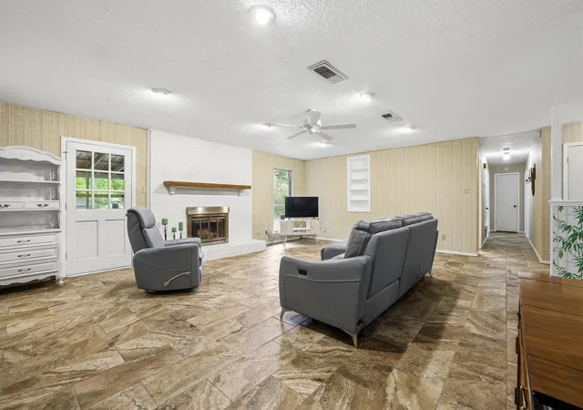 Photo 4 of Single family home for sale at 212 Lou St, Sulphur Springs, TX 75482 | MLS# 21247386 | Listing updated on 2026-10-05
