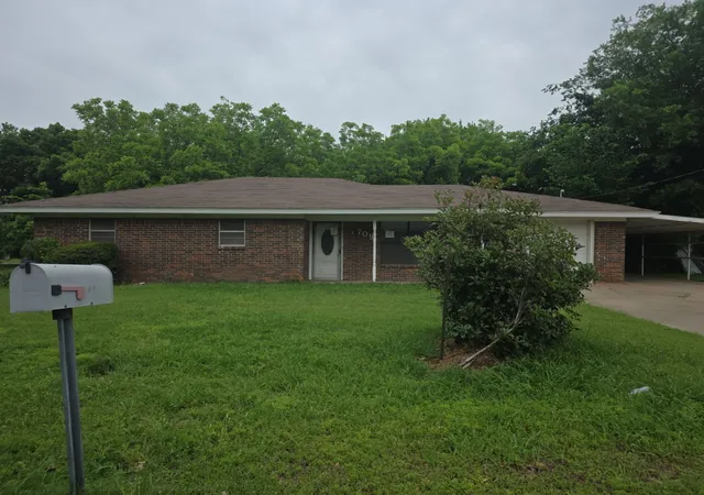 Photo 2 of Single family home for sale at 709 Lee St, Bowie, TX 76230 | MLS# 21255833 | Listing updated on 2026-09-14