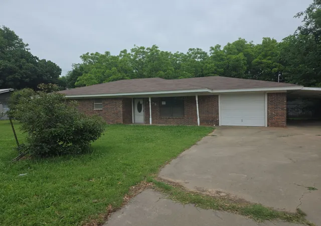Photo 3 of Single family home for sale at 709 Lee St, Bowie, TX 76230 | MLS# 21255833 | Listing updated on 2026-09-14