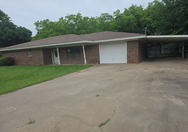 Photo 3 of Single family home for sale at 709 Lee St, Bowie, TX 76230 | MLS# 21255833 | Listing updated on 2026-09-14