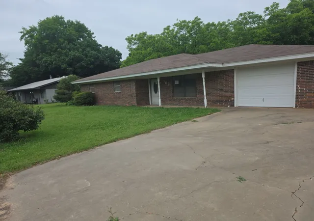 Photo 4 of Single family home for sale at 709 Lee St, Bowie, TX 76230 | MLS# 21255833 | Listing updated on 2026-09-14