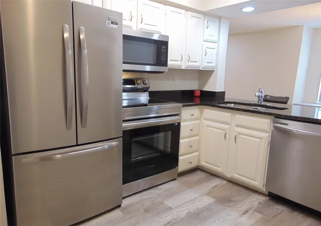Listing Photo 4 - Condo for sale in building located at 4800 Northway Dr, Dallas, TX 75206 - Unit #2A