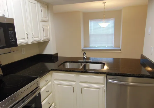 Listing Photo 5 - Condo for sale in building located at 4800 Northway Dr, Dallas, TX 75206 - Unit #2A