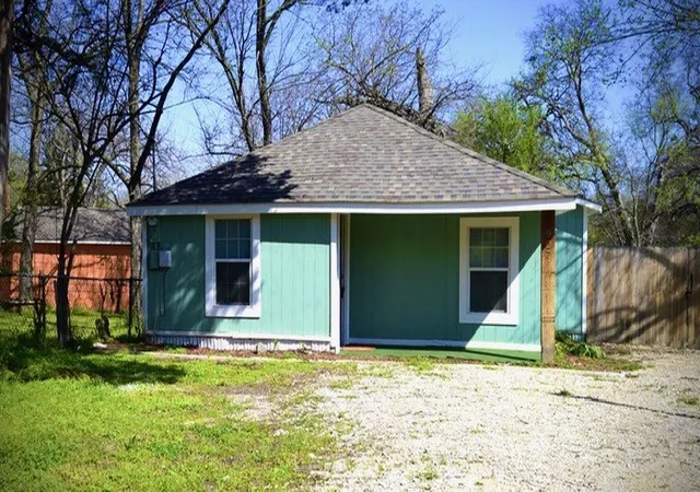 Photo 1 of Single family home for sale at 927 W Baker St, Denison, TX 75020 | MLS# 21256137 | Listing updated on 2026-09-11