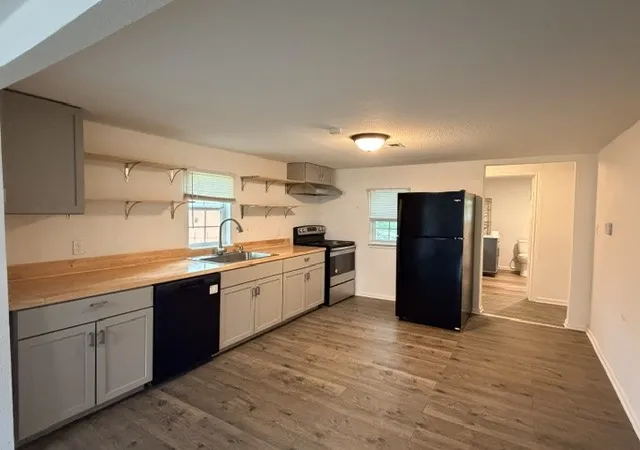 Photo 3 of Single family home for sale at 927 W Baker St, Denison, TX 75020 | MLS# 21256137 | Listing updated on 2026-09-11
