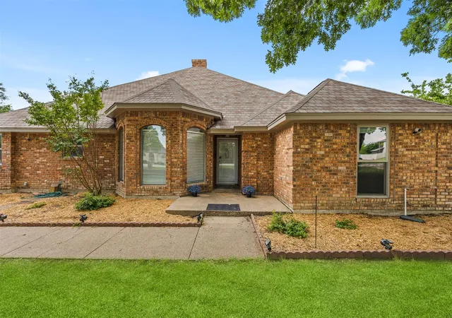 Photo 3 of Single family home for sale at 909 Valley View Ave, Red Oak, TX 75154 | MLS# 21256509 | Listing updated on 2026-09-12