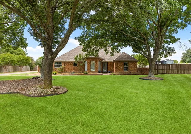 Photo 3 of Single family home for sale at 909 Valley View Ave, Red Oak, TX 75154 | MLS# 21256509 | Listing updated on 2026-09-12