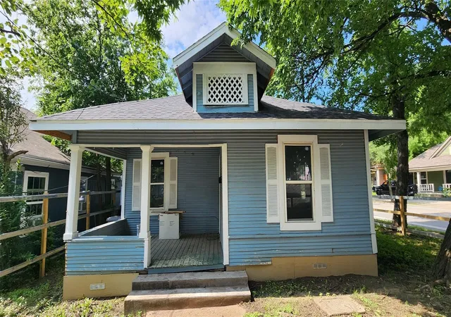 Photo 1 of Single family home for sale at 940 W 7th St, Dallas, TX 75208 | MLS# 21257251 | Listing updated on 2026-09-15