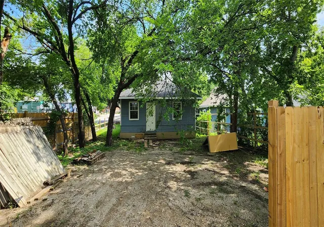 Photo 2 of Single family home for sale at 940 W 7th St, Dallas, TX 75208 | MLS# 21257251 | Listing updated on 2026-09-15