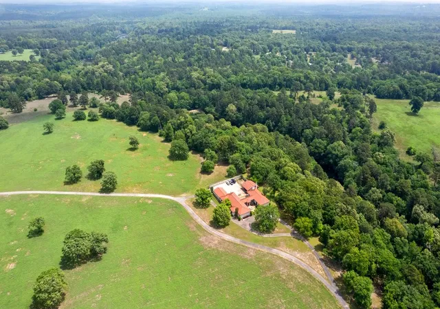 Photo 3 of Mansion for sale at 226 Fm 2869, Winnsboro, TX 75494 | MLS# 21257096 | Listing updated on 2026-09-10