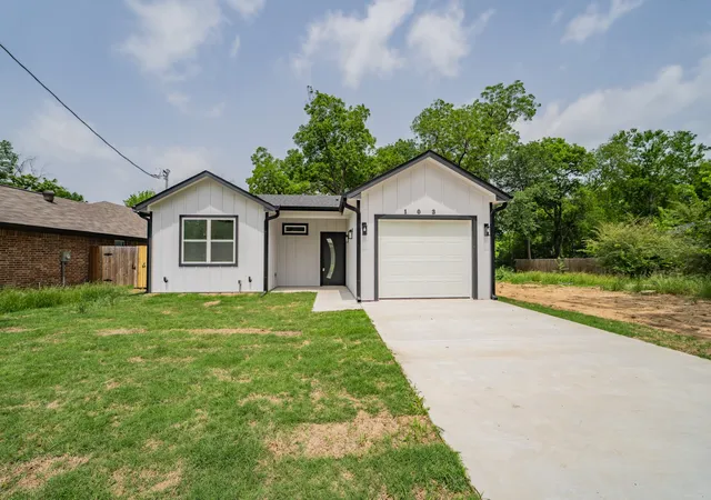 Single family home for sale at 103 Ross St W, Sulphur Springs, TX 75482 | MLS# 21256090 | Listing updated on 2026-09-09