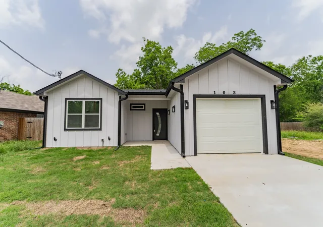 Photo 2 of Single family home for sale at 103 Ross St W, Sulphur Springs, TX 75482 | MLS# 21256090 | Listing updated on 2026-09-09