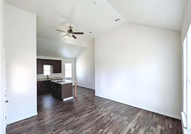 Photo 4 of Single family home for sale at 409 Giles St, Mineola, TX 75773 | MLS# 21258207 | Listing updated on 2026-10-19