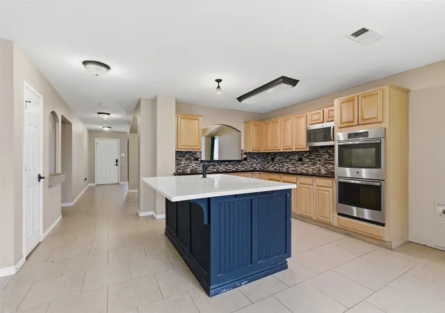 Photo 1 of Sale Pending at 829 Elbe Dr, Arlington, TX 76001 | MLS# 21255507 | Listing updated on 2026-09-08