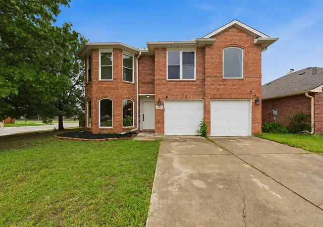 Photo 2 of Sale Pending at 829 Elbe Dr, Arlington, TX 76001 | MLS# 21255507 | Listing updated on 2026-09-08