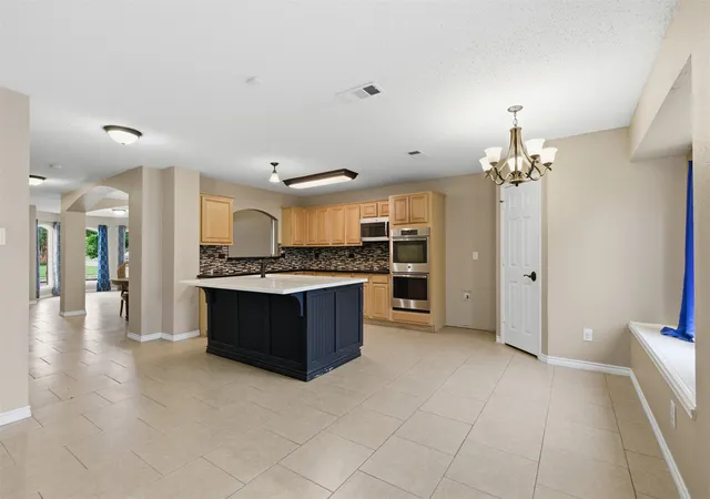 Photo 3 of Sale Pending at 829 Elbe Dr, Arlington, TX 76001 | MLS# 21255507 | Listing updated on 2026-09-08