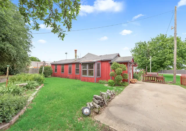 Photo 3 of Sale Pending at 1321 Meadow St, De Soto, TX 75115 | MLS# 21258620 | Listing updated on 2026-07-29
