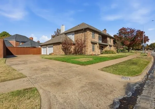 Photo 2 of Single family home for sale at 2015 Wimbledon Dr, Arlington, TX 76017 | MLS# 21258832 | Listing updated on 2026-09-30