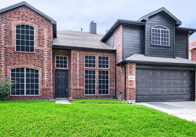 Photo 3 of Sale Pending at 1614 Powder Horn Ln, Arlington, TX 76018 | MLS# 21231751 | Listing updated on 2026-09-08