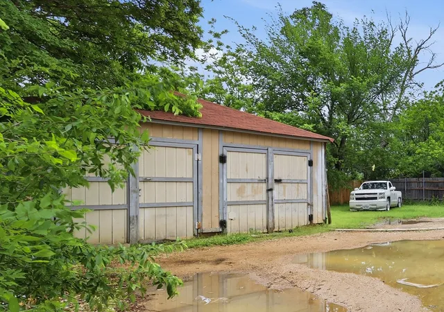 Photo 4 of Single family home for sale at 1303 Stone Dr, Irving, TX 75061 | MLS# 21259513 | Listing updated on 2026-09-10