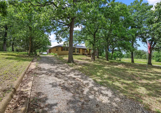 Photo 3 of Single family home for sale at 1231 Oak Dr, Denison, TX 75020 | MLS# 21259673 | Listing updated on 2026-09-09