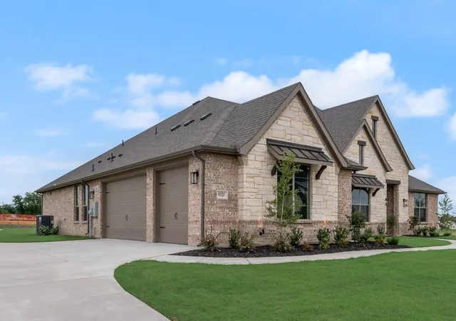 Photo 3 of Sale Pending at 9321 Wood Duck Dr, Justin, TX 76247 | MLS# 21260325 | Listing updated on 2026-09-13