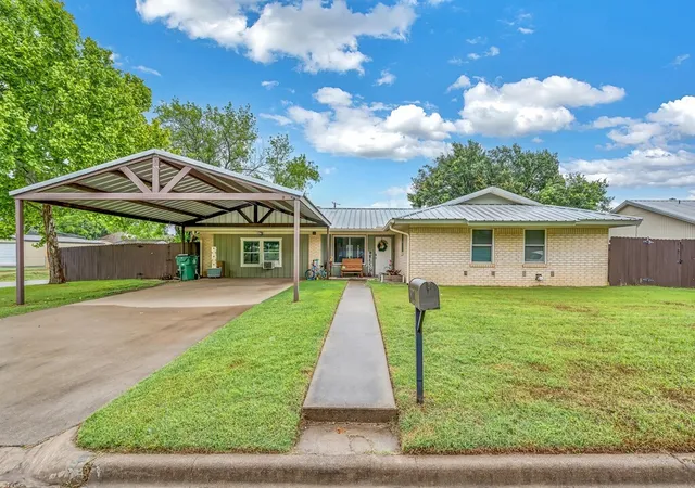 Photo 1 of Single family home for sale at 902 S Avenue L, Clifton, TX 76634 | MLS# 21260536 | Listing updated on 2026-09-30
