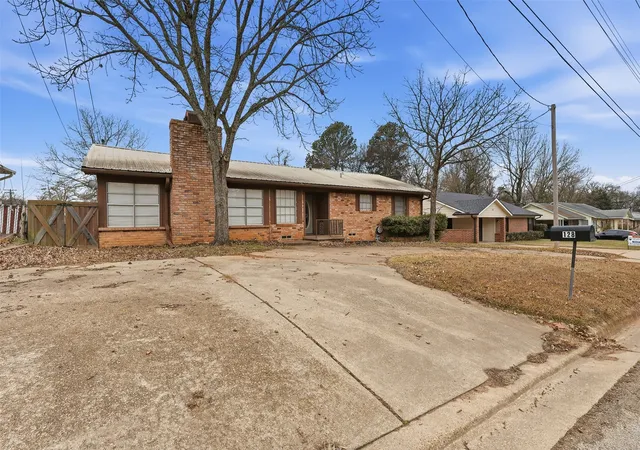 Photo 1 of Single family home for sale at 128 Laura Dr, Mineola, TX 75773 | MLS# 21260504 | Listing updated on 2026-10-01