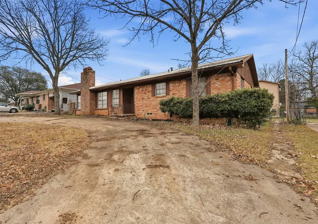 Photo 2 of Single family home for sale at 128 Laura Dr, Mineola, TX 75773 | MLS# 21260504 | Listing updated on 2026-10-01
