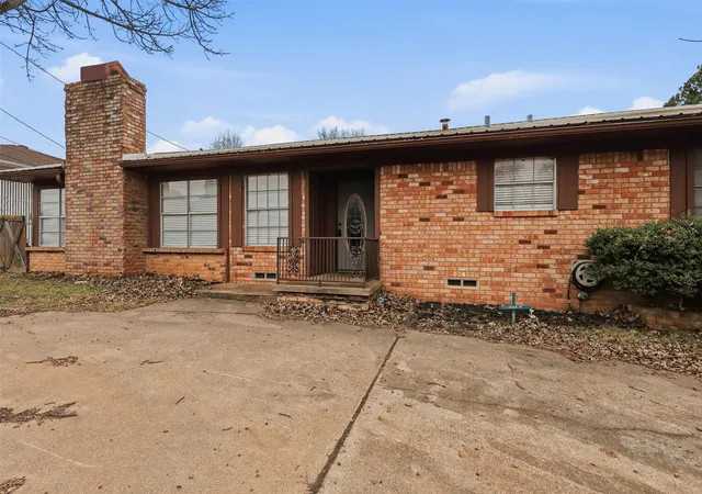 Photo 3 of Single family home for sale at 128 Laura Dr, Mineola, TX 75773 | MLS# 21260504 | Listing updated on 2026-10-01