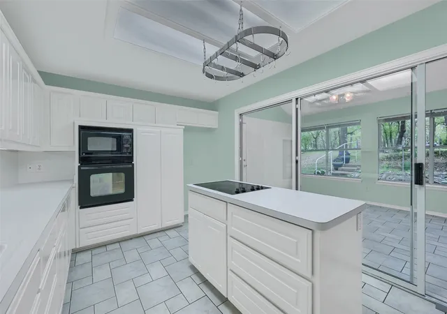Photo 3 of Sale Pending at 2 Harborview Cir, Denison, TX 75020 | MLS# 21259281 | Listing updated on 2026-10-01