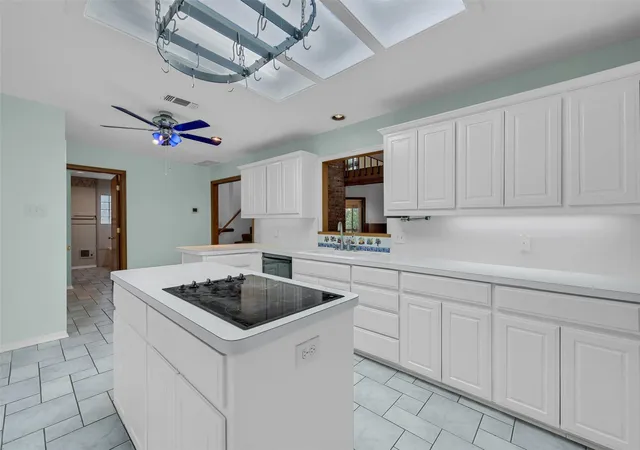 Photo 3 of Sale Pending at 2 Harborview Cir, Denison, TX 75020 | MLS# 21259281 | Listing updated on 2026-10-01