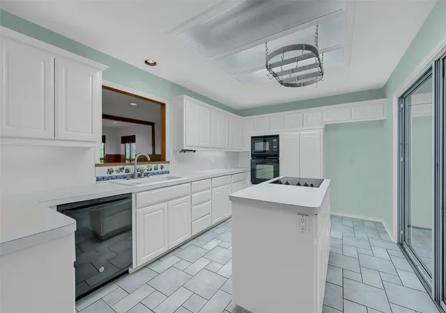 Photo 4 of Sale Pending at 2 Harborview Cir, Denison, TX 75020 | MLS# 21259281 | Listing updated on 2026-10-01