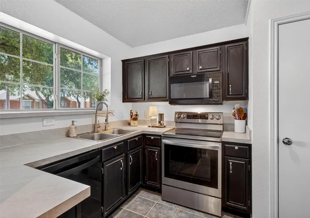 Photo 4 of Sale Pending at 1111 Old Knoll Dr, Wylie, TX 75098 | MLS# 21259022 | Listing updated on 2026-09-30