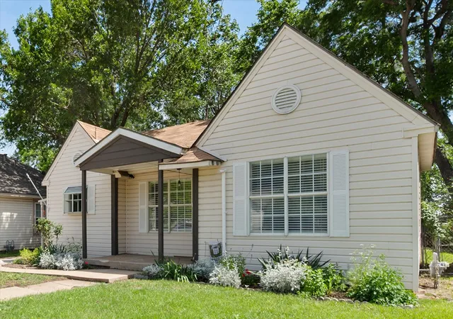 Photo 2 of Single family home for sale at 4521 Calmont Ave, Fort Worth, TX 76107 | MLS# 21259570 | Listing updated on 2026-09-12